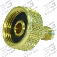 YELLOW JACKET Cylinder Valve Adapter: 3/4 in Male NPT Right-Hand, 1/4 in Male SAE Right-Hand, Brass (MPN 19105). Key specifications — Body Material: Brass; Brand: YELLOW JACKET.