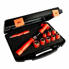 This insulated ratcheting micrometer torque wrench has a 1/2 in drive size and provides torque increments of 0.4 N-m. It is designed for precise tightening of fasteners in applications requiring electrical insulation, such as maintenance, assembly, and repair tasks.