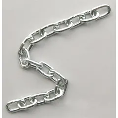 This welded straight-link tailgate chain is made of carbon steel. It has a working load limit of 670 lb and a link inside length of 1 3/8 in. The chain is available in trade size 4/0. Typical applications include securing loads on trucks and trailers for light-duty tie-down and cargo restraint.