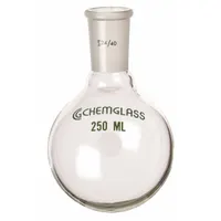 Round, colorless glass boiling flask with 125 mL capacity. Made from USP Type I borosilicate glass. Compatible with 24/40 stopper size. Used for heating and boiling liquids in laboratory settings such as chemical synthesis, distillation, and sample preparation