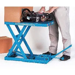 This fixed-top manual lift table uses a hydraulic mechanism and foot pedal operation to lift loads up to 440 lb to a maximum height of 21 in. It is suited for positioning workpieces at assembly stations or adjusting material height in warehouse and industrial settings.