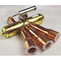 Flare-tube type reversing valve for heat pump systems. Rated for 1.3 to 3.5 ton systems using R410A refrigerant. Connections: 3/4 in suction, 1/2 in discharge. Used to direct refrigerant flow for switching between heating and cooling modes.