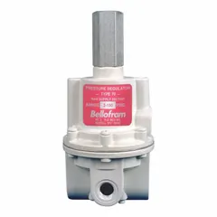 High-flow industrial pressure regulator for compressed air systems. Relieving design with knob adjustment. Aluminum body. 1/2 in NPT female connection. Suitable for reducing and stabilizing air pressure in pneumatic circuits.