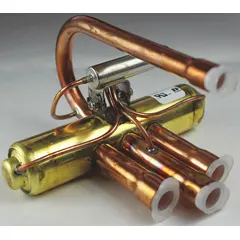 Straight-tube reversing valve for heat pump systems, with 1/2 in suction line. Directs refrigerant flow to switch between heating and cooling modes. Suitable for HCFC refrigerants such as R410A.