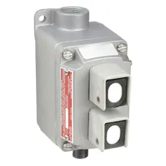 Two-push-button control station with Start/Stop legend and momentary/momentary action. Features 2NO/2NC contact form for two independent circuits. Equipped with a 3/4 in dead-end hub. Used for start/stop control of motors and machinery in industrial environments.