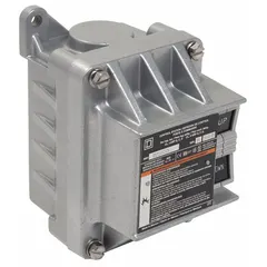 This push-button control station features two momentary push buttons with Forward/Reverse legend and 2NO contact form. It has no pilot lights and a 1/2 in conduit entry. Used for forward/reverse motor control in industrial machinery such as conveyors, hoists, and pumps.