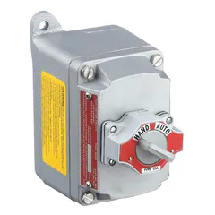 Maintained-action selector switch control station with Hand/Auto legend and 4NO/4NC contact form. Single selector switch operator in a 1-gang enclosure with 1/2 in conduit entry. Used in industrial environments for manual selection of operating modes on machinery, conveyors, or process equipment.