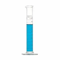 This 250 mL Class A glass graduated cylinder is calibrated to deliver (TD) specified volumes with 2 mL graduation increments. It meets ASTM E438-92 (2011) and USP Type I requirements and features a white metric scale. Suitable for precise liquid measurement in laboratory settings such as chemical analysis and pharmaceutical compounding.